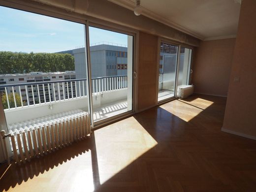 Apartment / Etagenwohnung in Annecy, Haute-Savoie