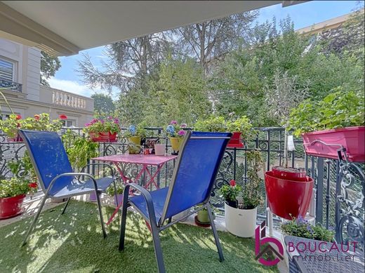 Apartment / Etagenwohnung in Le Plessis-Robinson, Hauts-de-Seine