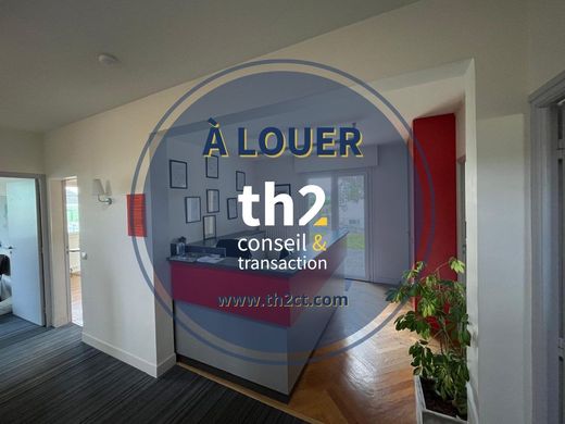 مكتب ﻓﻲ Torigny-les-Villes, Manche