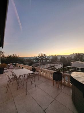 Apartment in Collonges-au-Mont-d'Or, Rhône