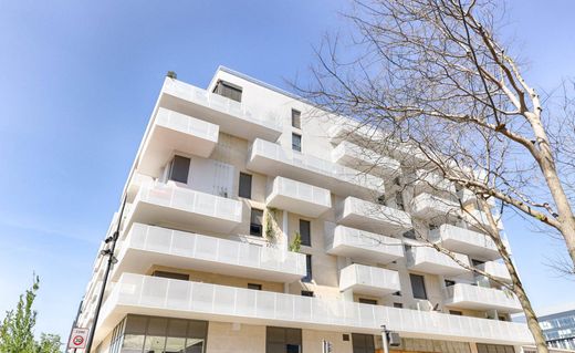 Apartment / Etagenwohnung in Courbevoie, Hauts-de-Seine