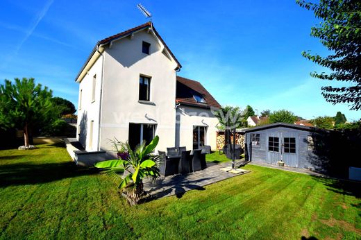 Luxe woning in Jouy-le-Moutier, Val d'Oise