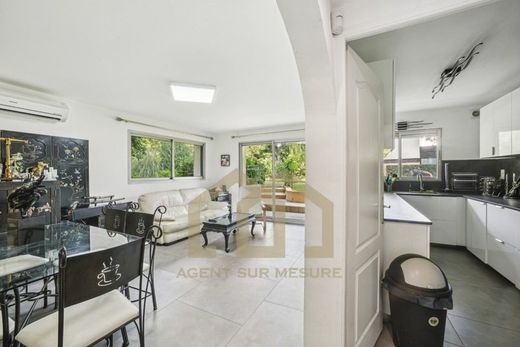 Apartment / Etagenwohnung in Antibes, Alpes-Maritimes