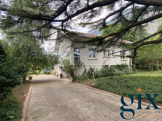 Luxus-Haus in Crolles, Isère