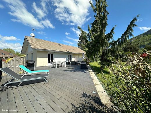 Casa di lusso a Sillingy, Alta Savoia