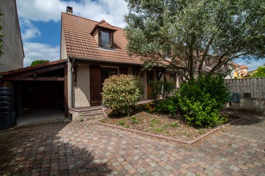 Luxury home in Les Clayes-sous-Bois, Yvelines