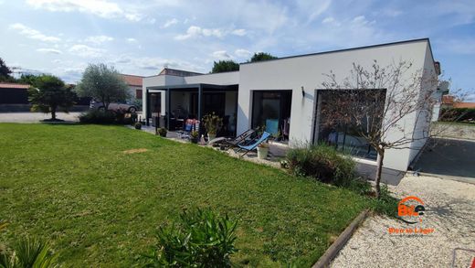 Luxe woning in Pont-du-Château, Puy-de-Dôme