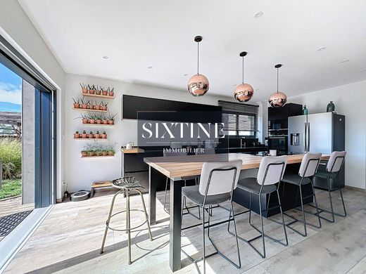 Luxus-Haus in Frontonas, Isère