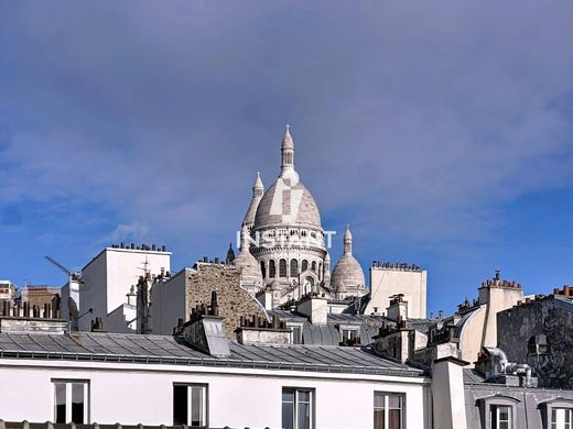 Apartment in Montmartre, Abbesses, Grandes-Carrières, Paris