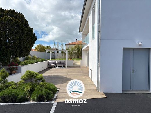 Luxus-Haus in Puilboreau, Charente-Maritime