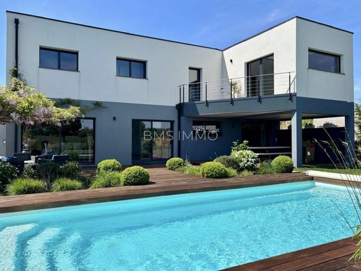 Luxury home in Mérignies, North