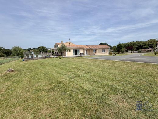 Casa di lusso a Floirac, Charente-Maritime