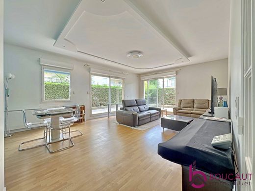 Apartment / Etagenwohnung in Le Plessis-Robinson, Hauts-de-Seine