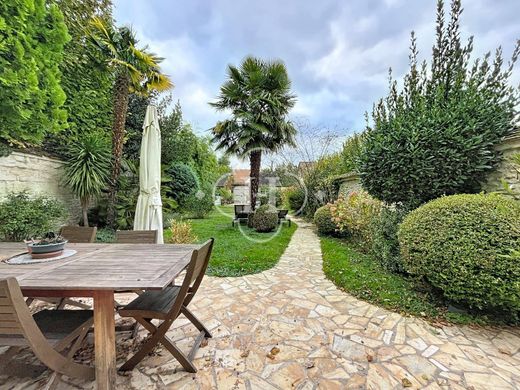 منزل ﻓﻲ Maule, Yvelines