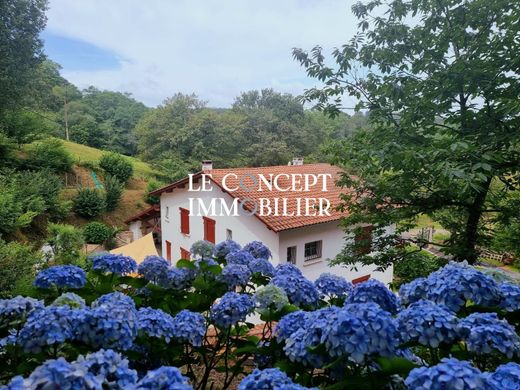 Ustaritz, Pyrénées-Atlantiquesの高級住宅