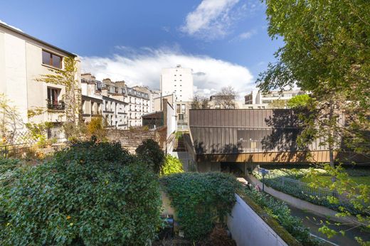 아파트 / Belleville, Père-Lachaise, Ménilmontant, Paris