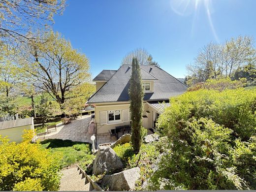 Luxus-Haus in Saint-Genest-Lerpt, Loire