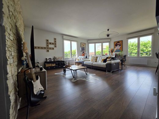 Apartment / Etagenwohnung in Le Perreux-sur-Marne, Val-de-Marne