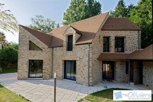 Luxury home in Bullion, Yvelines