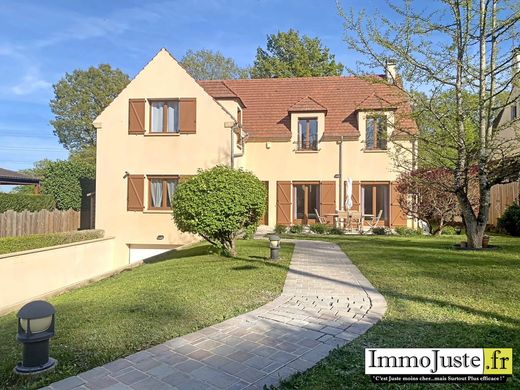 Luxury home in Lévis-Saint-Nom, Yvelines