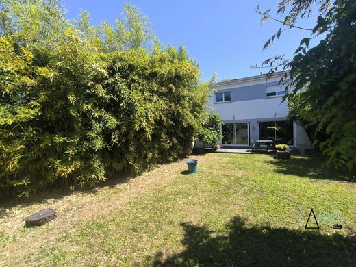 Luxus-Haus in Eysines, Gironde