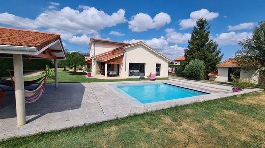 Luxus-Haus in Farnay, Loire