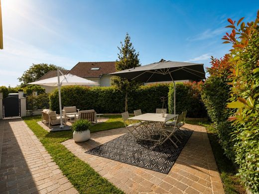 Casa di lusso a Saint-Genis-Pouilly, Ain