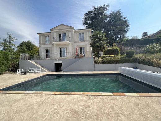 Luxus-Haus in Saint-Genest-Lerpt, Loire