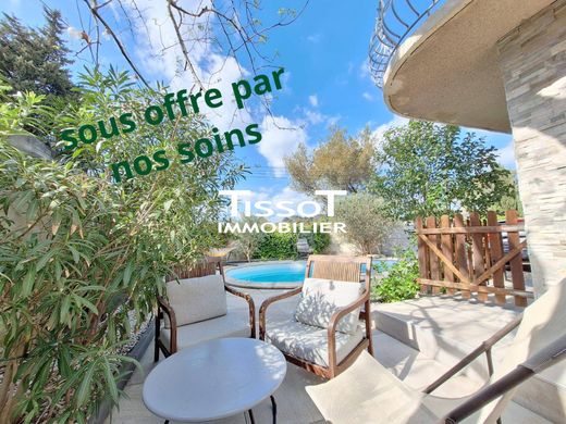 ‏בתי יוקרה ב  נים, Gard