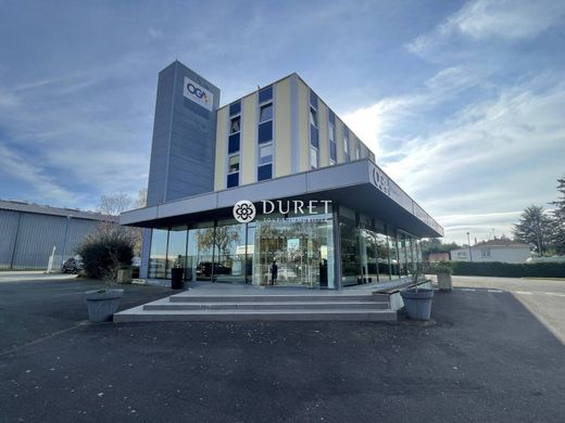 Oficina en Mouilleron-le-Captif, Vendea