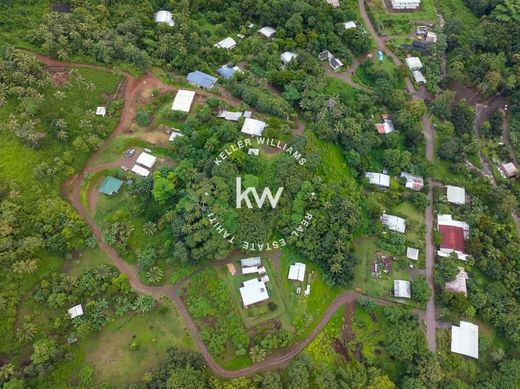 Land in Atuona, Hiva-Oa