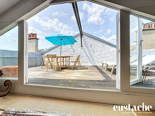 Apartment / Etagenwohnung in Puteaux, Hauts-de-Seine