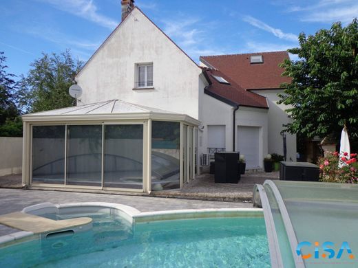 Luxe woning in Le Mesnil-Amelot, Seine-et-Marne