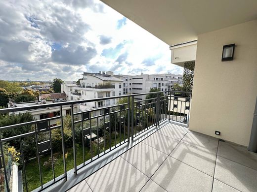 Apartment / Etagenwohnung in Suresnes, Hauts-de-Seine