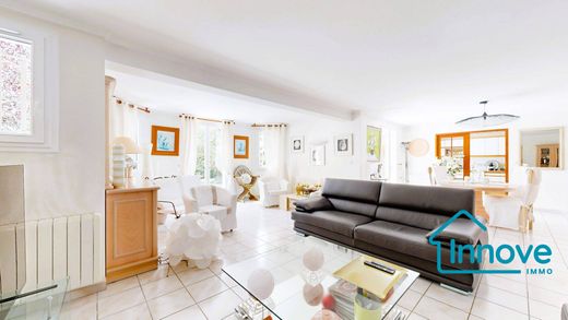 منزل ﻓﻲ Maule, Yvelines