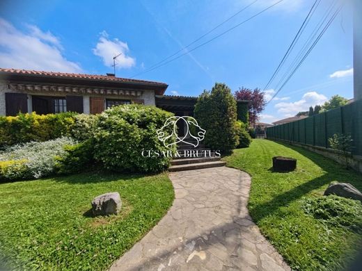 Luxury home in Saint-Genis-Laval, Rhône
