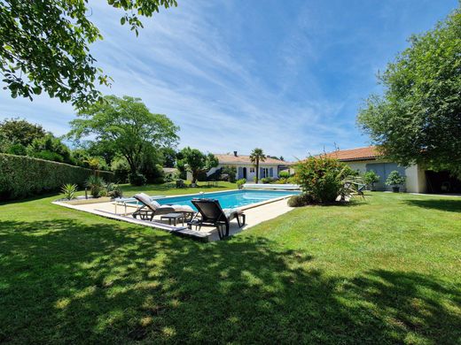 Luxury home in Rivière, Landes