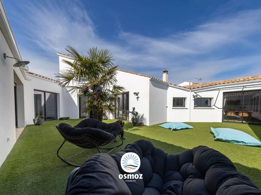Luxury home in Nieul-sur-Mer, Charente-Maritime