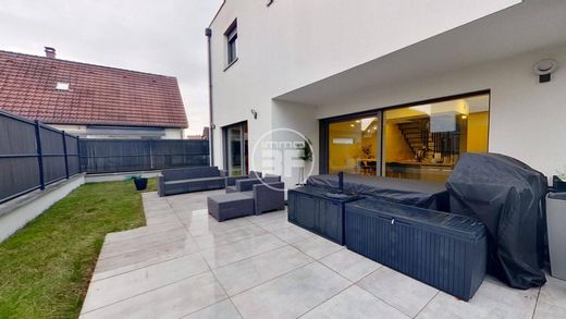 Luxe woning in Huningue, Haut-Rhin