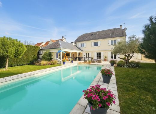Luxury home in Saint-Denis-en-Val, Loiret