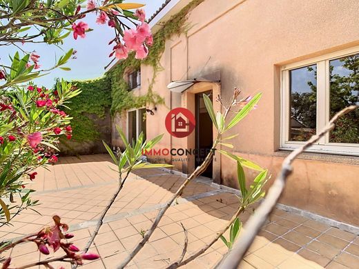 Luxury home in Villeneuve-lès-Avignon, Gard
