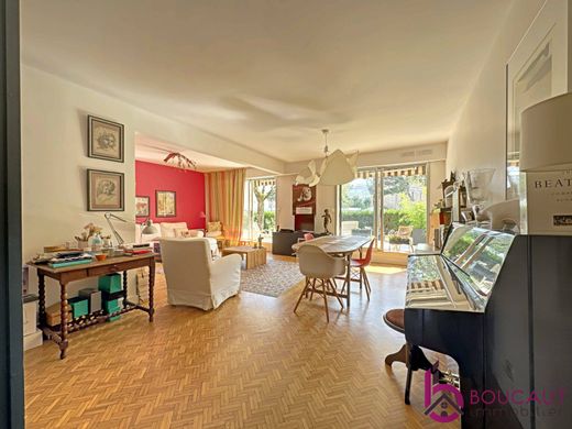 Apartment / Etagenwohnung in Le Plessis-Robinson, Hauts-de-Seine