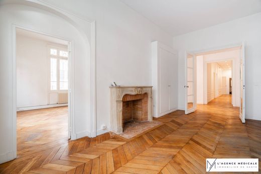 Apartment / Etagenwohnung in Tour Eiffel, Invalides – Ecole Militaire, Saint-Thomas d’Aquin, Paris