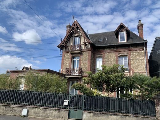Lisieux, Calvadosの高級住宅