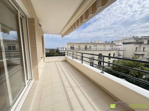 Apartment / Etagenwohnung in Le Plessis-Robinson, Hauts-de-Seine