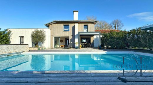 Luxury home in Mées, Landes