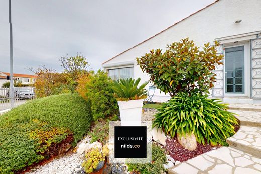 Casa di lusso a Lagord, Charente-Maritime