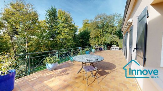 منزل ﻓﻲ Maule, Yvelines