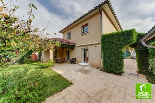 Luxe woning in Bron, Rhône