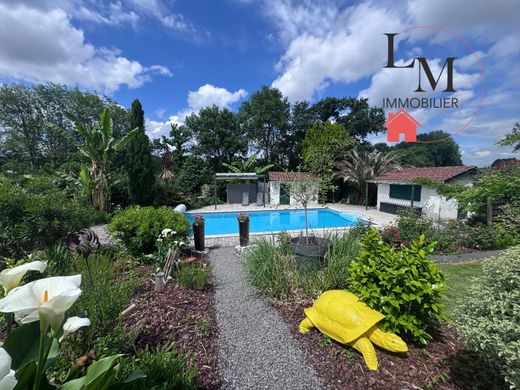 Casa di lusso a Luxe-Sumberraute, Pirenei atlantici